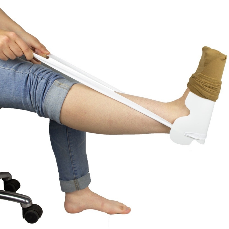 Un dispositivo permite a personas mayores colocarse los calcetines